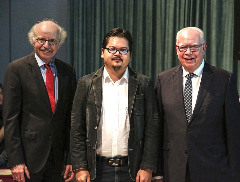 IHK Präsident Bernhard Juchheim (rechts) zeichnete Tim für seine hervorragenden Leistungen aus